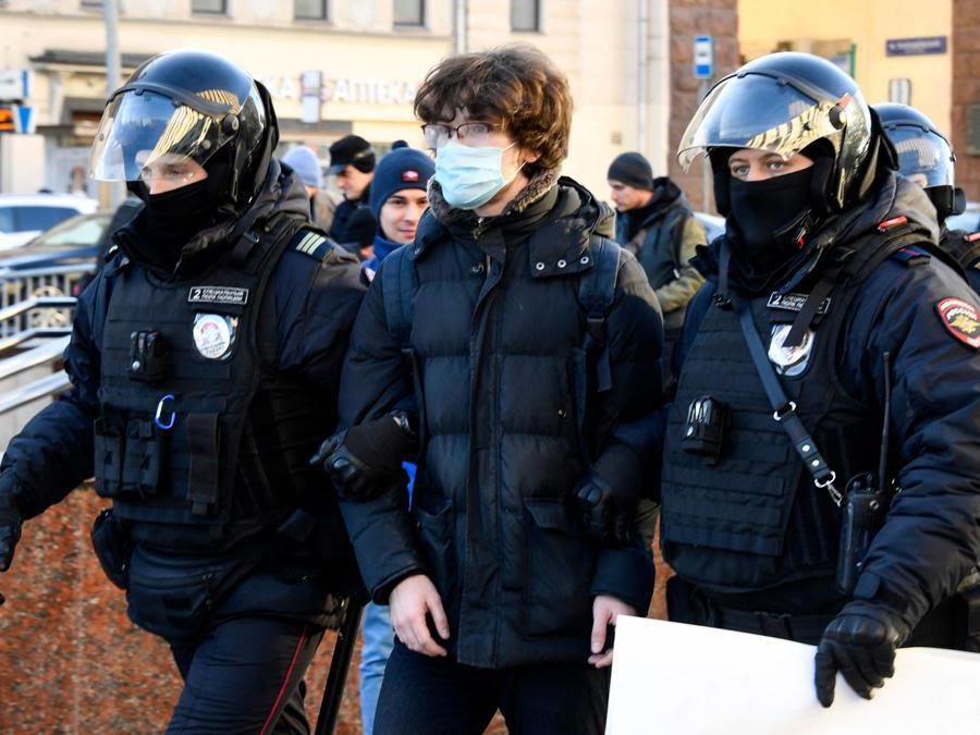 Cittadini arrestati dalla polizia.
Putin costruisce il suo sogno.