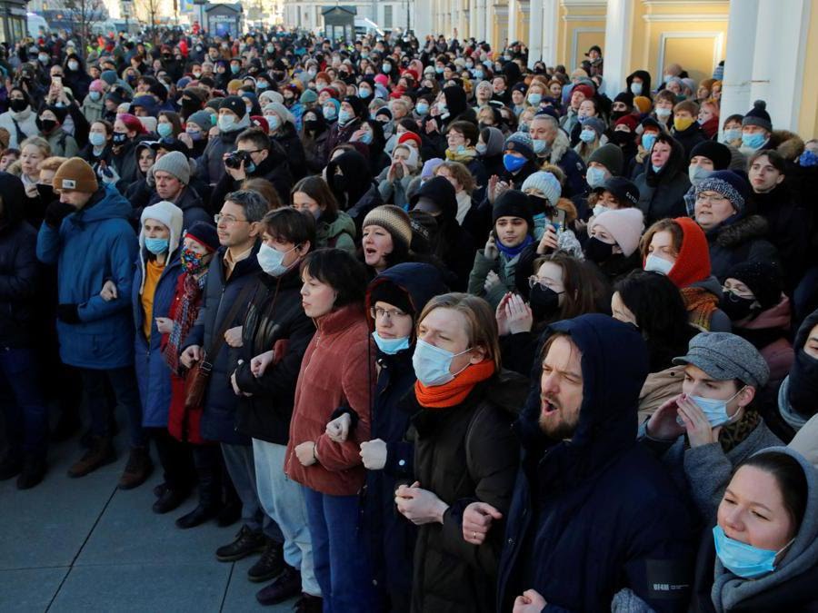 Putin costruisce il suo sogno mentre delle persone vanno in piazza per protesta