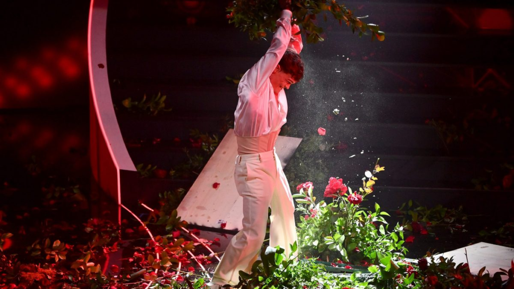 Blanco rompe le rose del palco del festival di Sanremo 2023.
