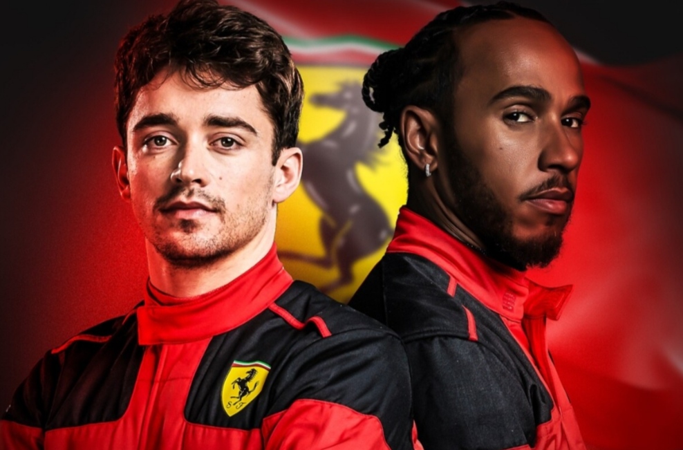 Charles Leclerc e Lewis Hamilton accanto alla bandiera della scuderia Ferrari
