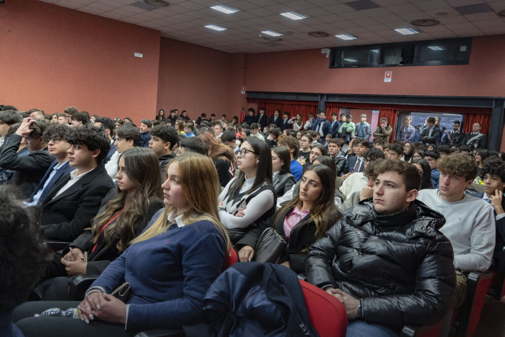 Tantissimi giovani fra il pubblico, durante l'evento Non è Cosa Nostra a Catania.