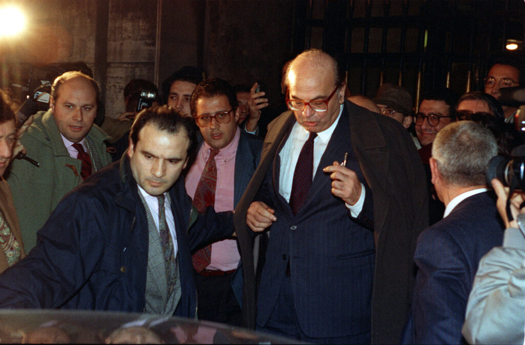 Bettino Craxi, leader del Partito Socialista Italiano mentre viene portato all'interno del suo veicolo.