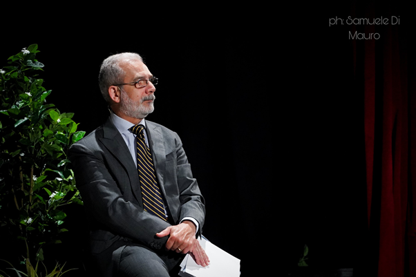 Il professore Egidio Pagano che presiede la conferenza, dirigendo a chi dare la parola.