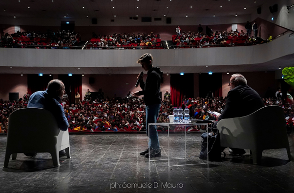 Un giovane ragazzo espone la sua domanda a Gratteri. Egidio Pagano si vede che ascolta le sue parole.