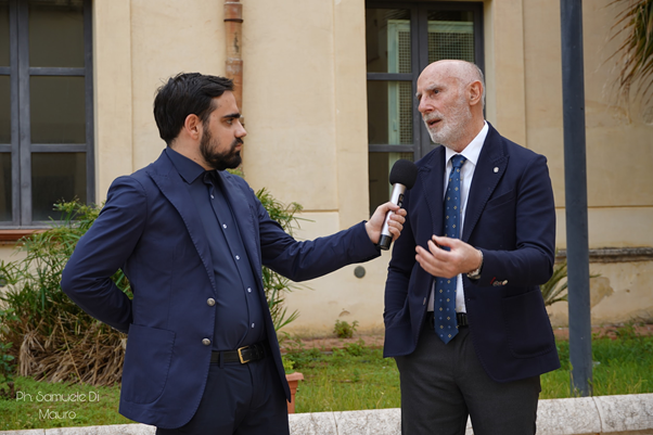 Fabrizio La Rocca intervista l'ospite Giovanni Parpacuri.