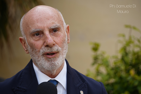 Fabrizio La Rocca intervista l'ospite Giovanni Parpacuri.