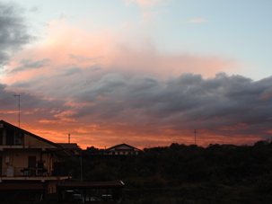 Il cielo durante il tramonto, composto da particolari sfumature di arancio e dell'azzurro del cielo del pomeriggio.