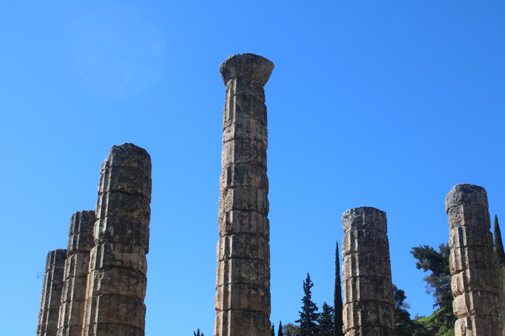 ritrae dei pilastri di un altezza notevole, sembra quasi che tocchino il cielo.