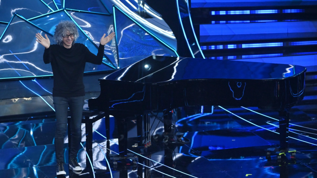 Giovanni Allevi che si prepara a suonare il pianoforte al Festival di Sanremo 2024