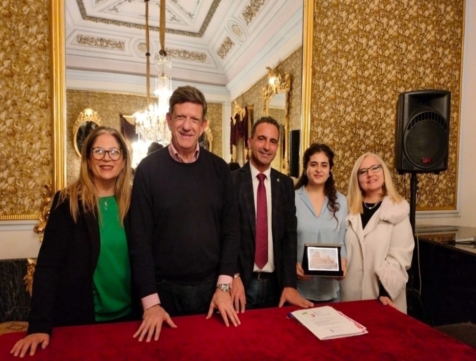 Momento durante la premiazione del Premio di Poesia di Elena Vittorio, accanto a Leonardo Cantarello, Antonella Santonoceto, Salvo Zappalà e la prof Giusy Gattuso