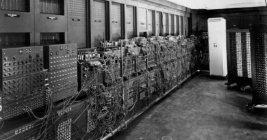 L'ENIAC mostrata in una vecchia foto in bianco e nero degli anni 40