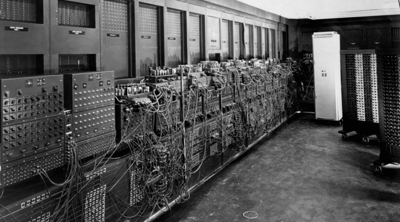 L'ENIAC mostrata in una vecchia foto in bianco e nero degli anni 40