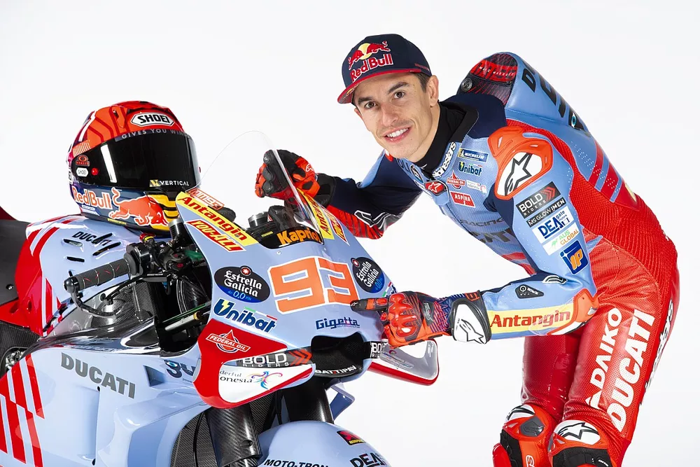 Marc Marquez di fronte alla sua Ducati