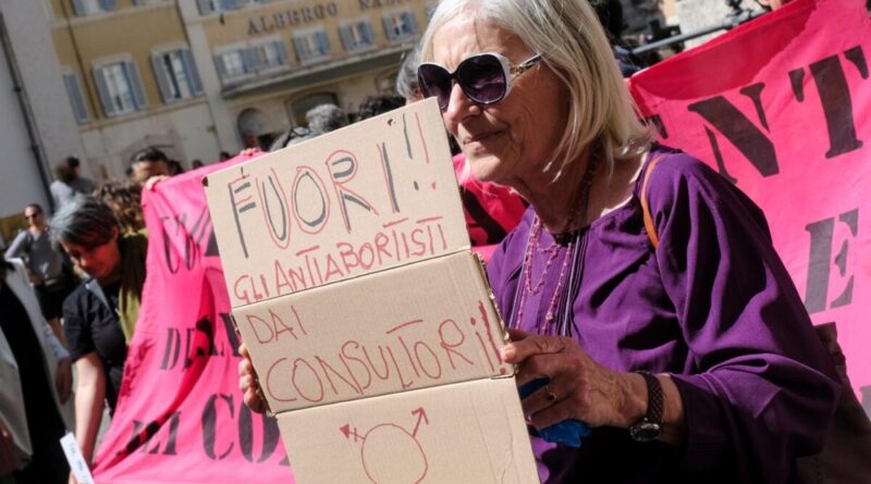 Fuori gli abortisti dai consultori