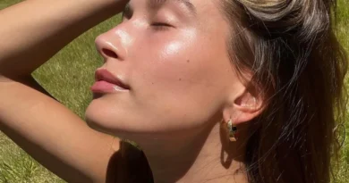 Hailey Bieber, simbolo del clean girl aestetich Fonte: @haileybieber su Instagram https://www.instagram.com/haileybieber?igsh=MXMwZHUyMGIxY2ZlaA==