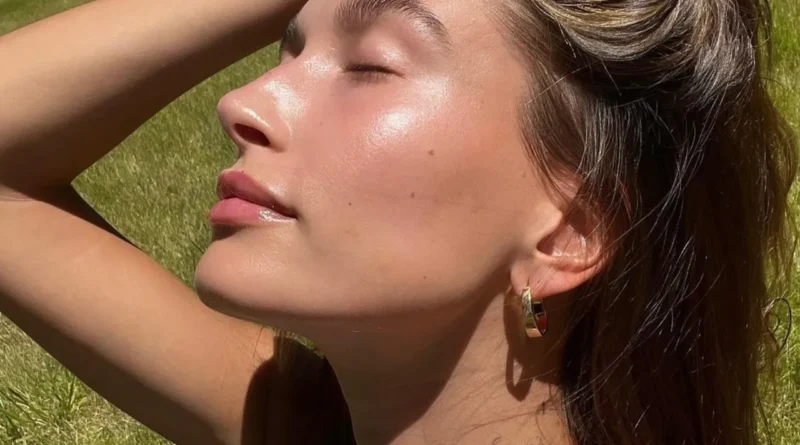 Hailey Bieber, simbolo del clean girl aestetich Fonte: @haileybieber su Instagram https://www.instagram.com/haileybieber?igsh=MXMwZHUyMGIxY2ZlaA==