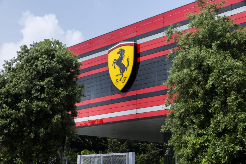 Ferrari entra nel mondo della vela. L’annuncio di Jhon Elkann
