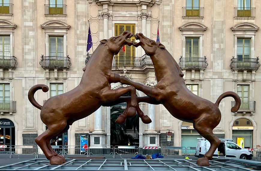 Fighting Horses, tra arte e ironia a Catania